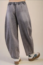 Load image into Gallery viewer, Barrel Jeans
