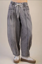 Load image into Gallery viewer, Barrel Jeans
